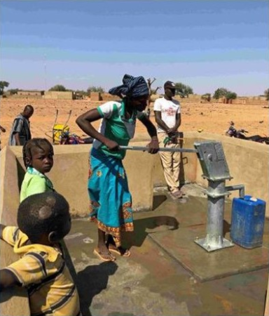 El agua tiene nombre de mujer. Derecho humano al agua (Las ONGDs salen a la calle)
