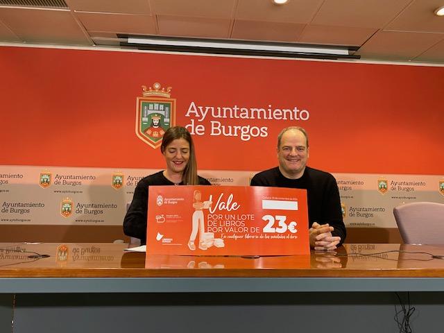 Imagen 30/10/2024.- El Ayuntamiento de Burgos y la Asociación Provincial de Libreros han firmado esta mañana un convenio para llevar a cabo una acción de fomento de la lectura. Reparto a todos los escolares que cursan 4º y 6º de primaria de un bono de 23 euros, que se podrá canjear del 1 al 30 de noviembre.